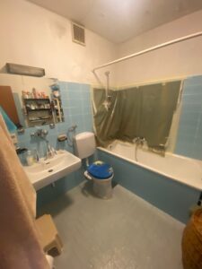 Alte Badewanne vor dem barrierearmen Umbau in 1200 Wien