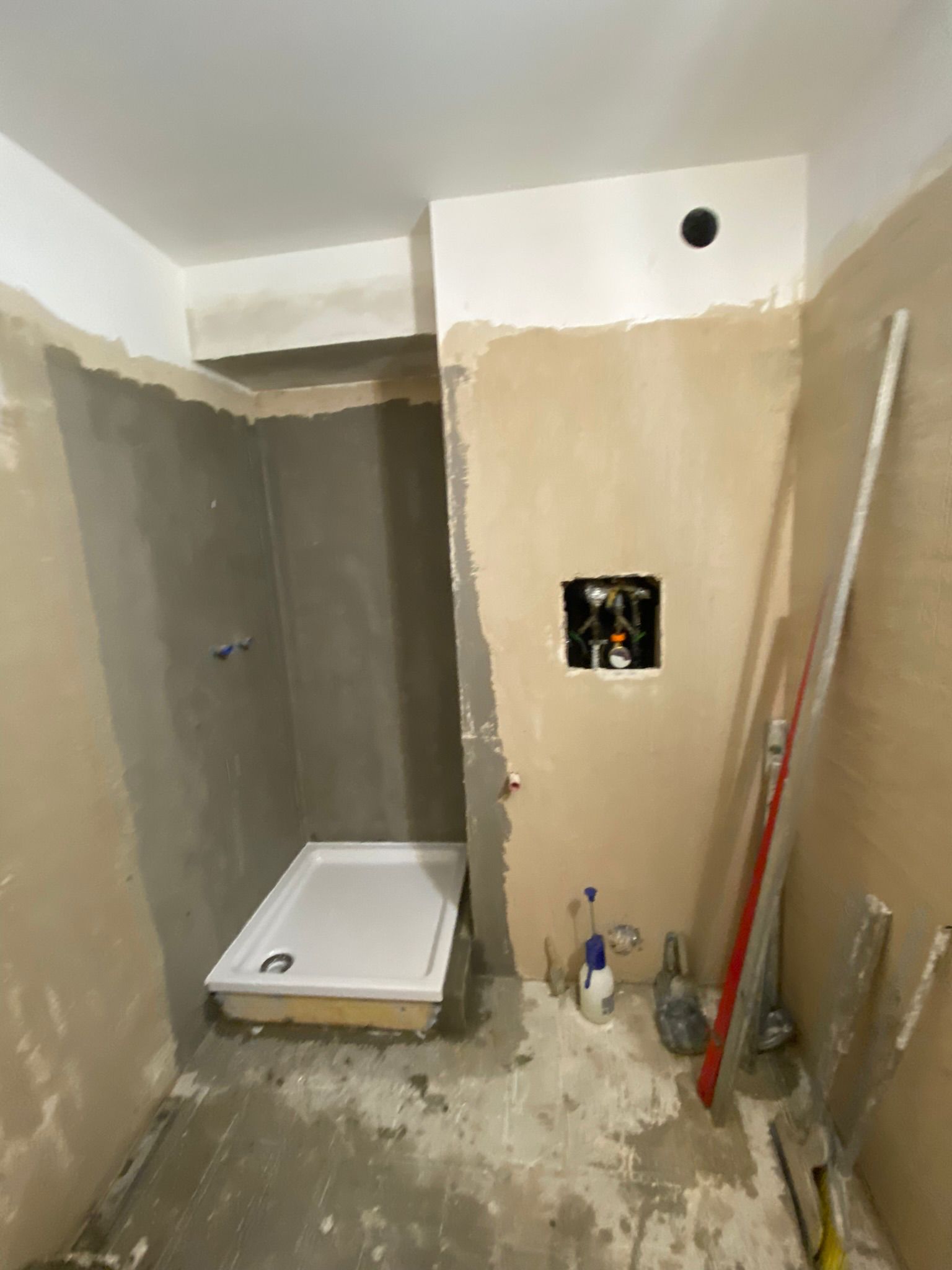 Vorbereitung der Wand- und Bodenflächen für die neue Verfliesung
