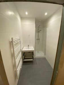 badsanierung-wien-fertiges-modernes-badezimmer-mit-dusche