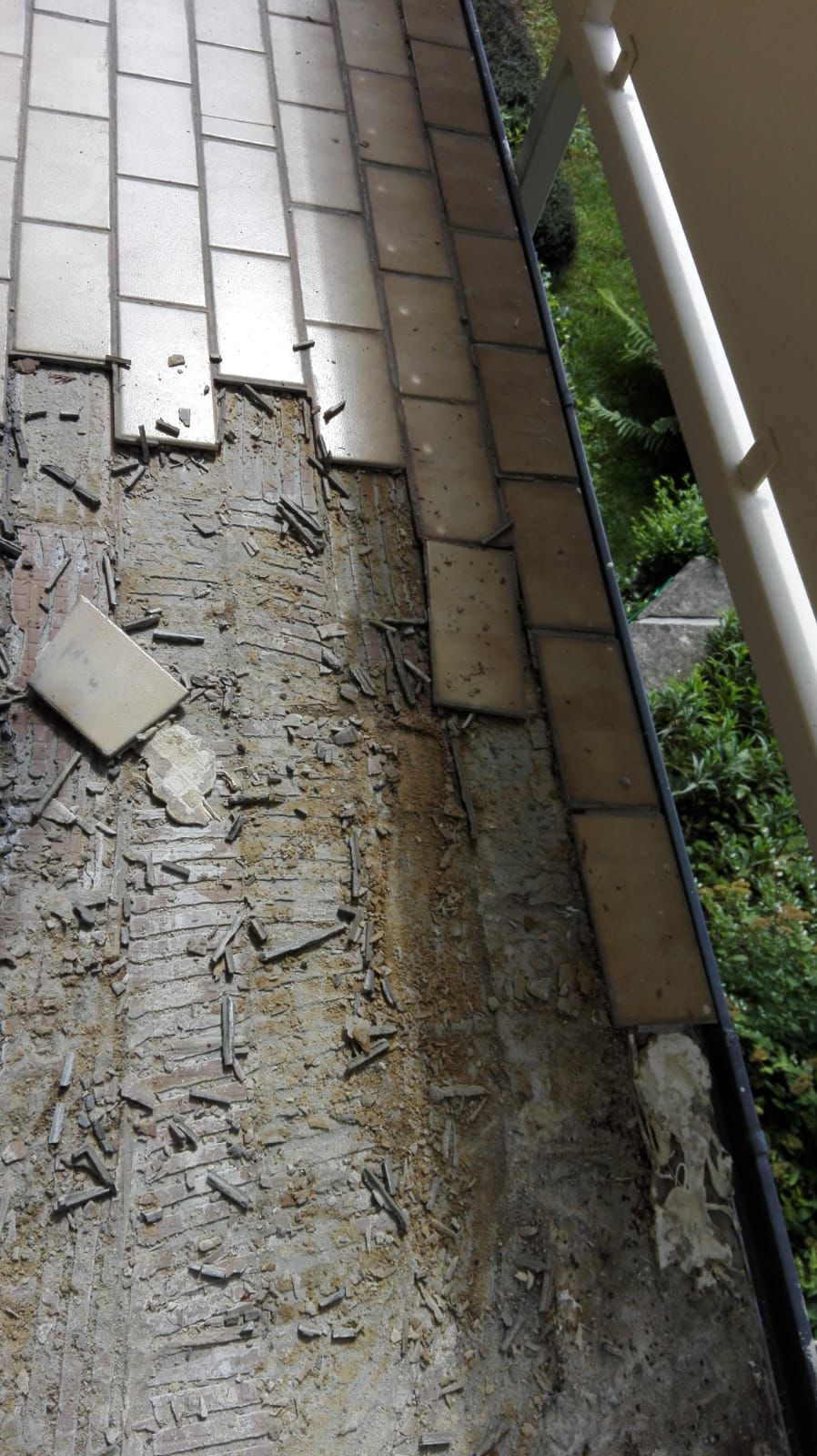 Abgelöste Fliesen und Feuchtigkeitsschaden vor der Balkonsanierung in Wien