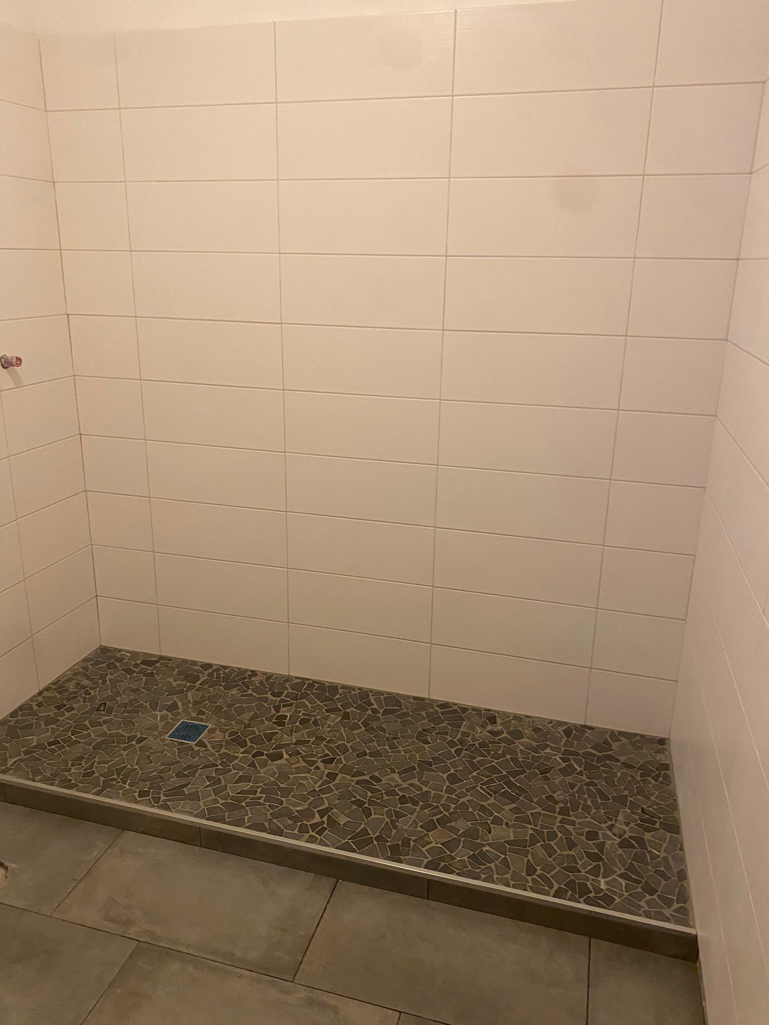 Rutschhemmender Mosaikboden mit Ablauf in begehbarer Dusche 1200 Wien