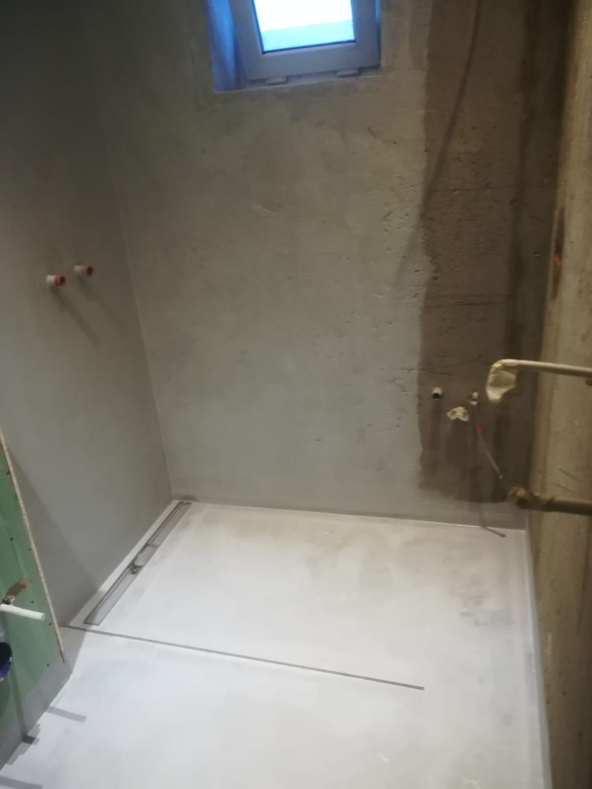 Einbau einer Duschrinne mit präzisem Gefälle für bodengleichen Duschbereich