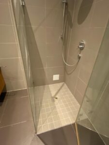 Fertig sanierte Dusche – neuer Mosaikboden und sauber ausgeführte Anschlüsse