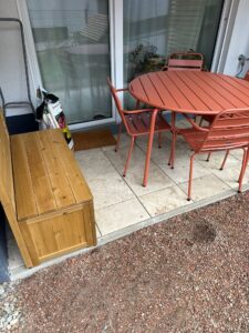 Kleine ursprüngliche Terrasse mit Gartenmöbeln vor der Erweiterung in Wien