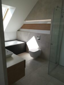 Komplett saniertes modernes Dachgeschossbad mit Großformatfliesen in Wien-Hietzing