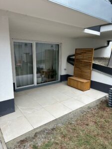 Großzügige Terrasse mit Feinsteinzeugplatten 60x60 im Splittbett verlegt Wien