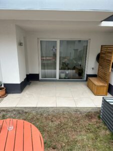 Fertig vergrößerte Terrasse mit 60x60 Feinsteinzeugplatten in Wien-Meidling