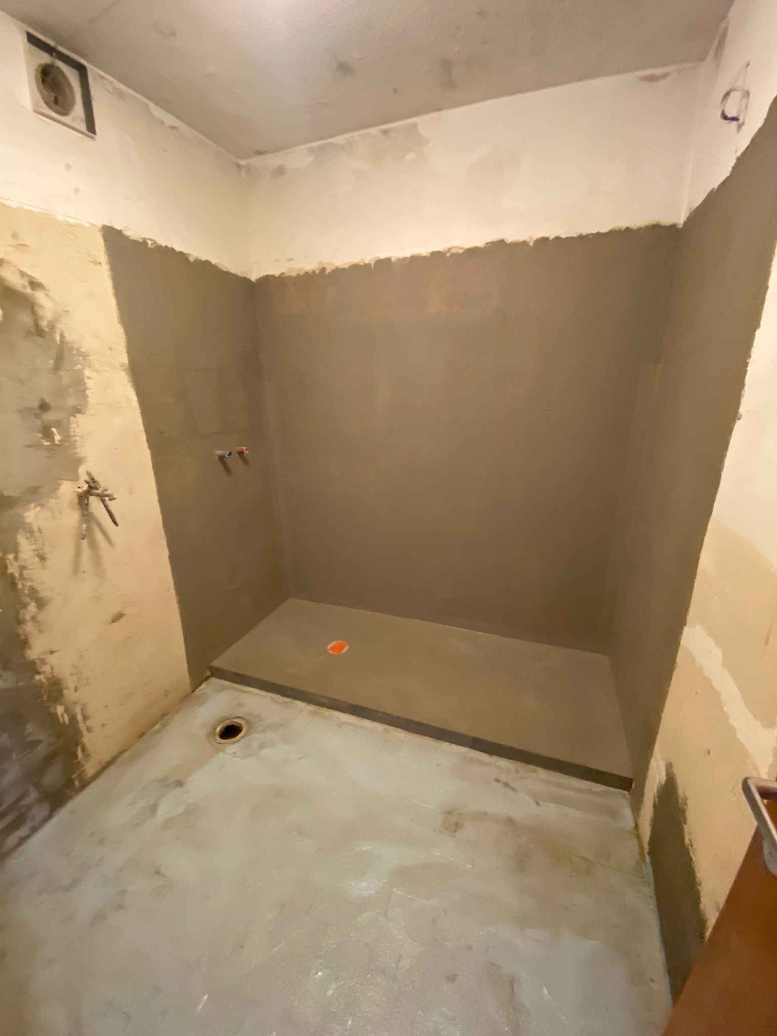 Herstellung des Gefälles und Vorbereitung des Bodenablaufs 1200 Wien